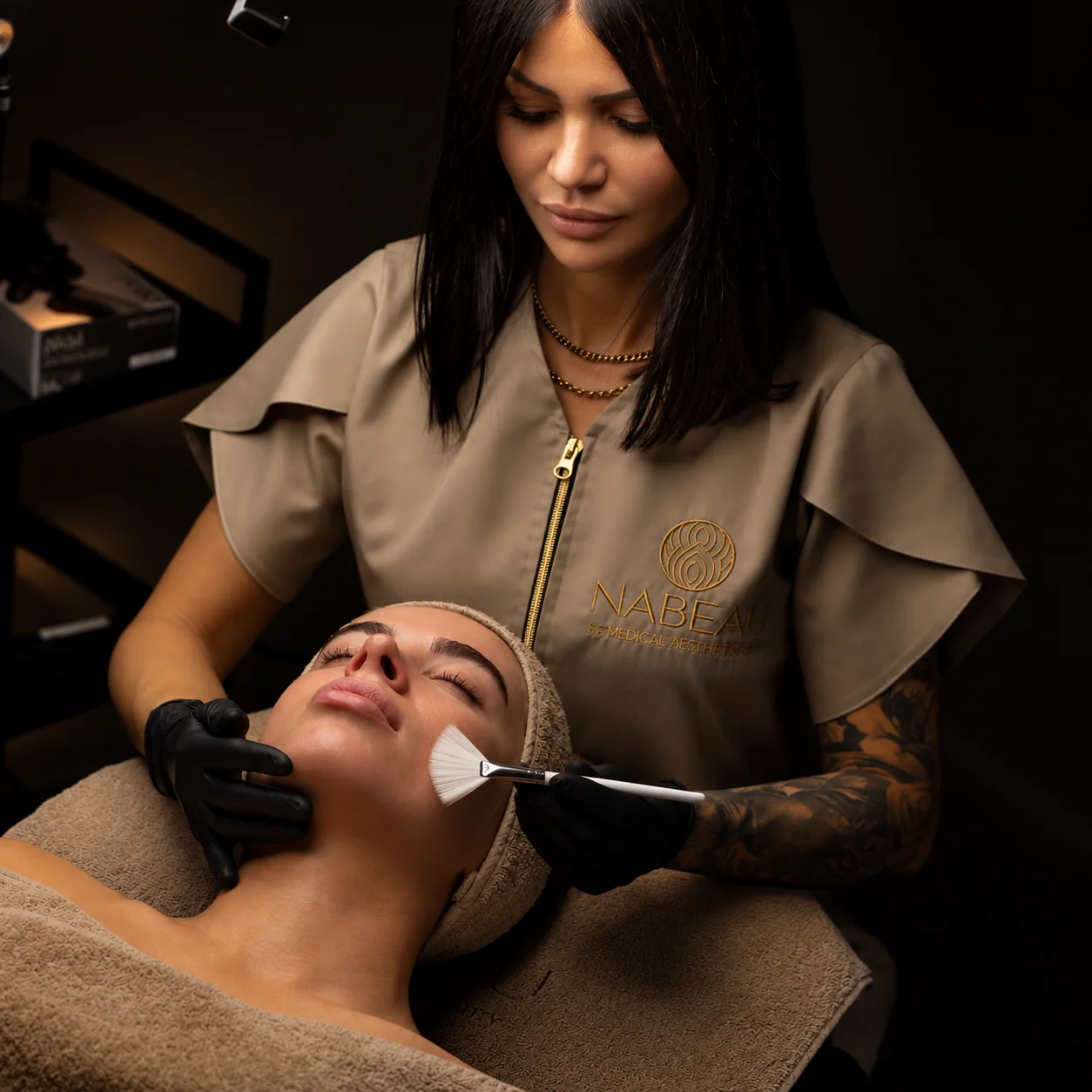 Hautgesundheit bei NABEAU mit Christina Cardoso Christina Cardoso bei einer individuellen Gesichtsbehandlung im NABEAU Studio in Berlin-Charlottenburg