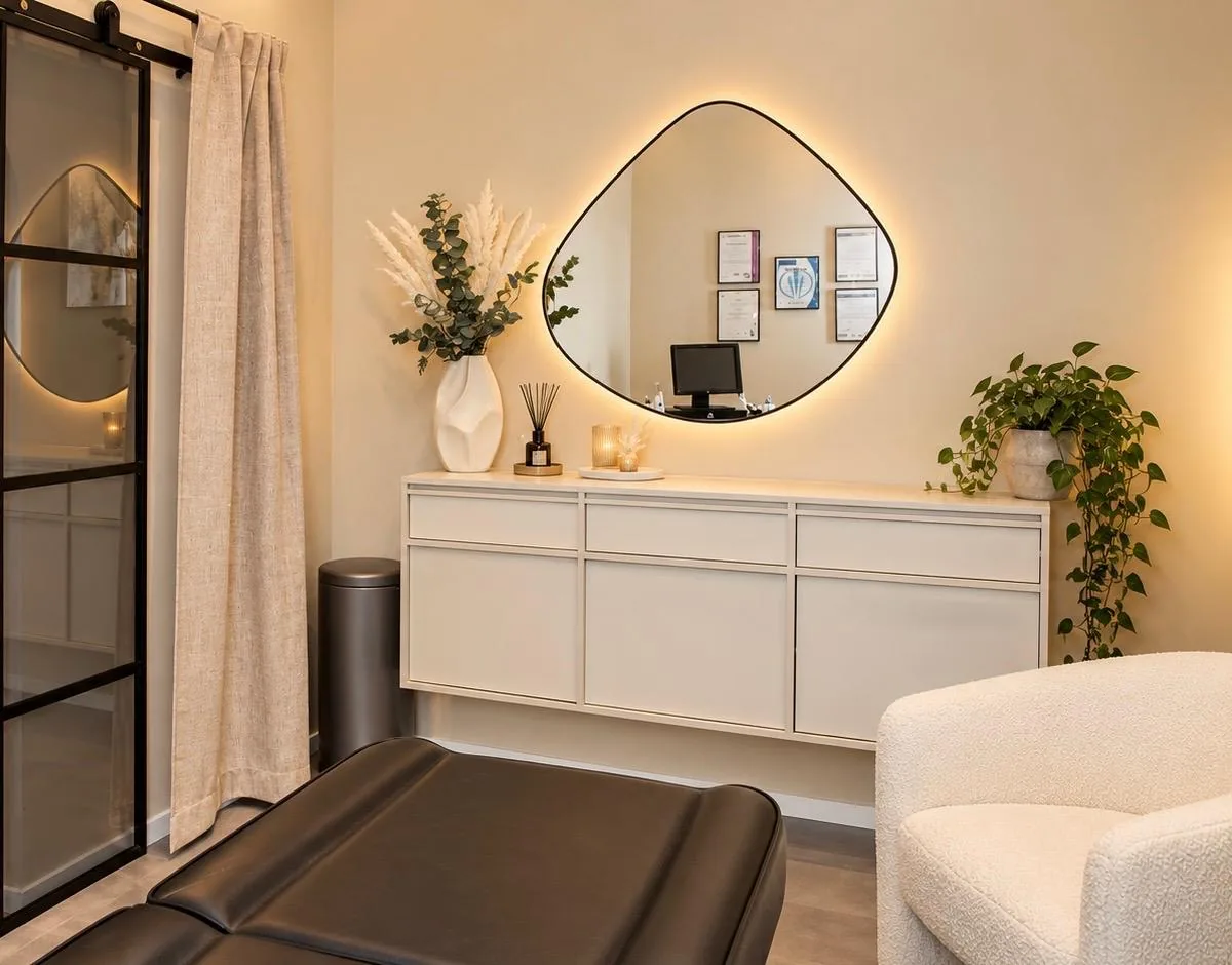 Professionelle Hautbehandlung bei NABEAU Professioneller Behandlungsraum mit Kosmetikliege und beleuchtetem Spiegel im NABEAU Studio in Berlin-Charlottenburg